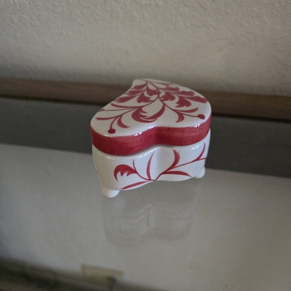 Andrea by Sadek porcelain heart jewelry box. - Picture 3 of 8